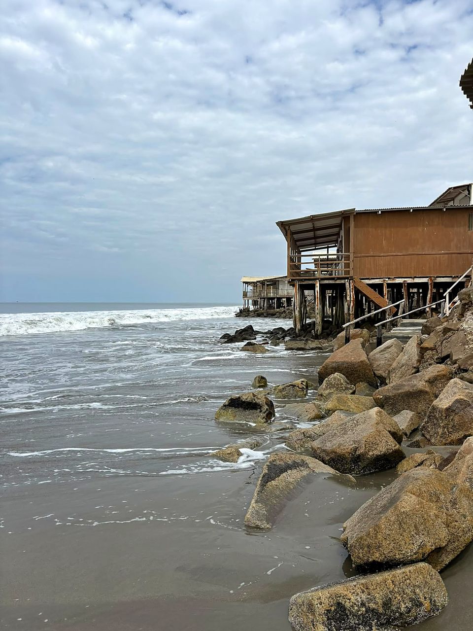 Casas de madera sobre pilotes frente al mar en Colán