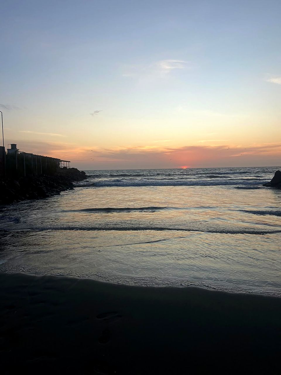 El sol se oculta en el mar al final de la tarde
