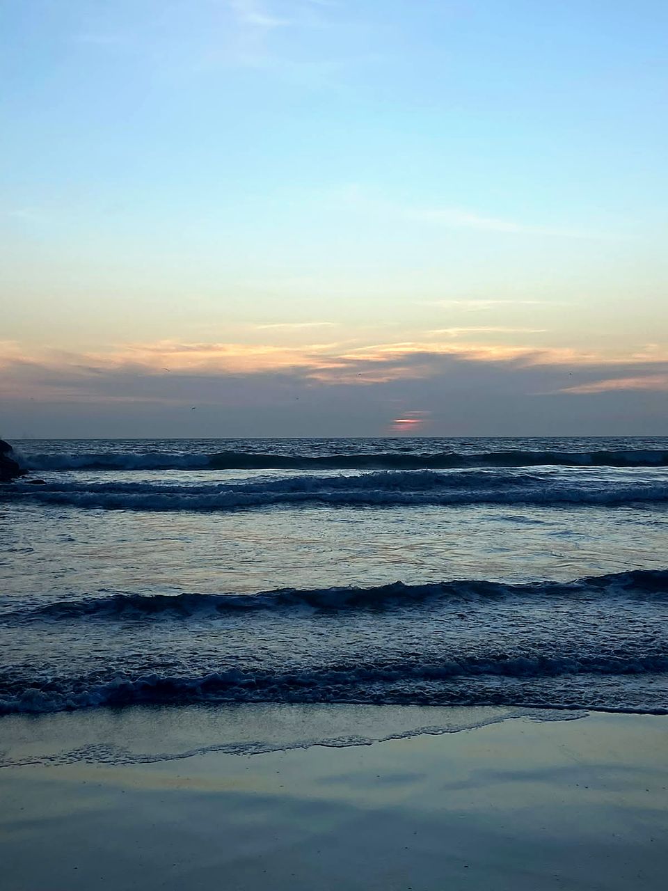 Olas al anochecer en Colán